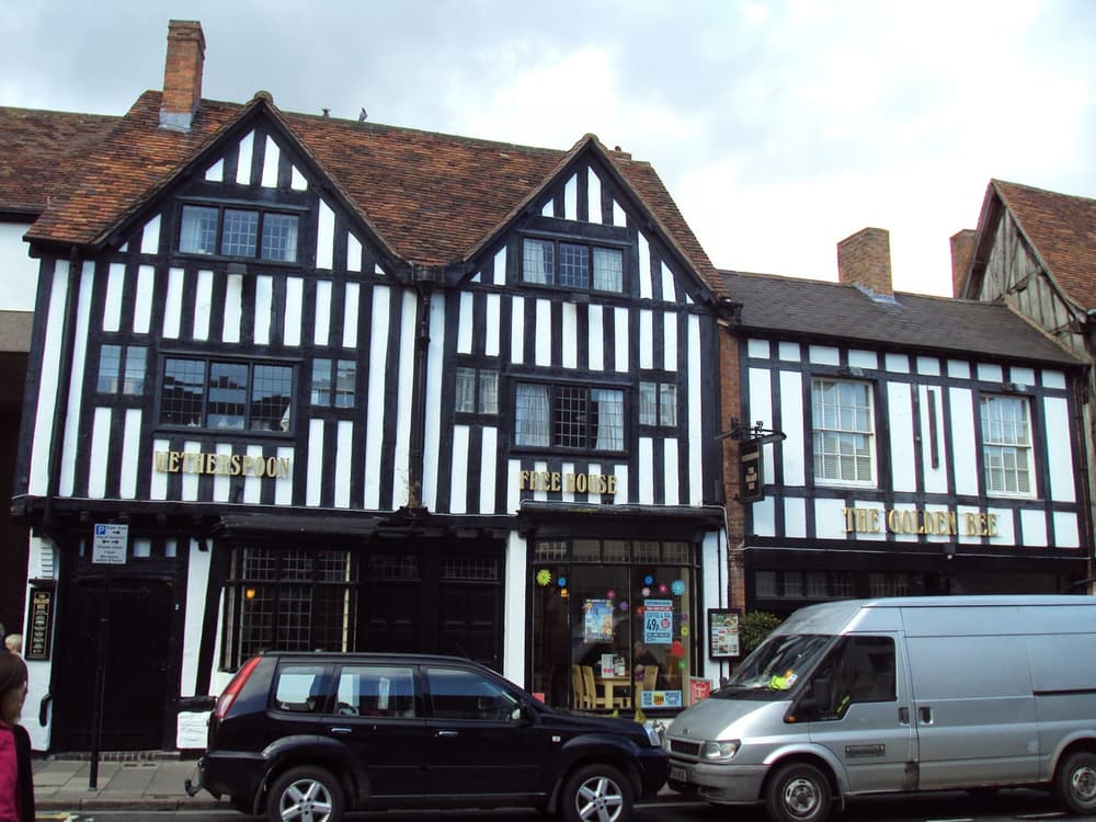The frontage of a traditional pub on Sheep Street in Stratford-upon-Avon