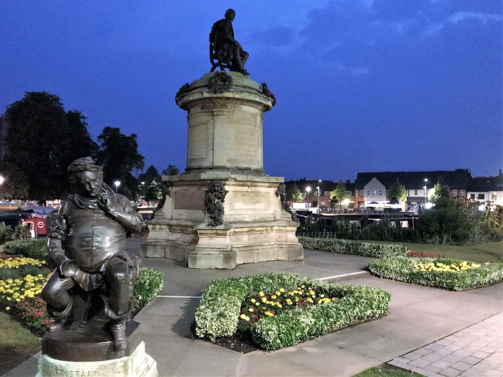 Bancroft Gardens and the Stratford-upon-Avon waterfront lit up at night